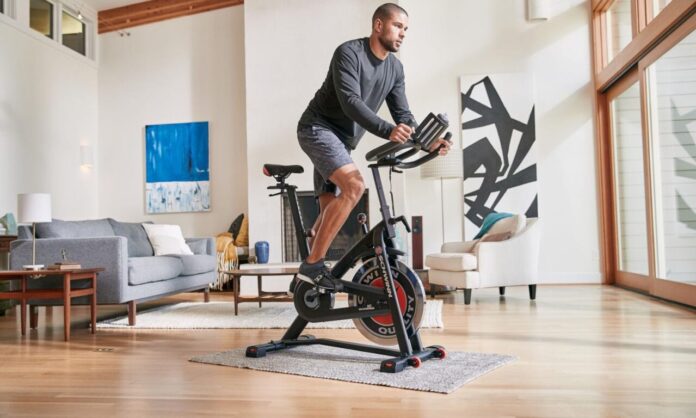 rening na rowerku stacjonarnym wspierający odchudzanie triathlonisty