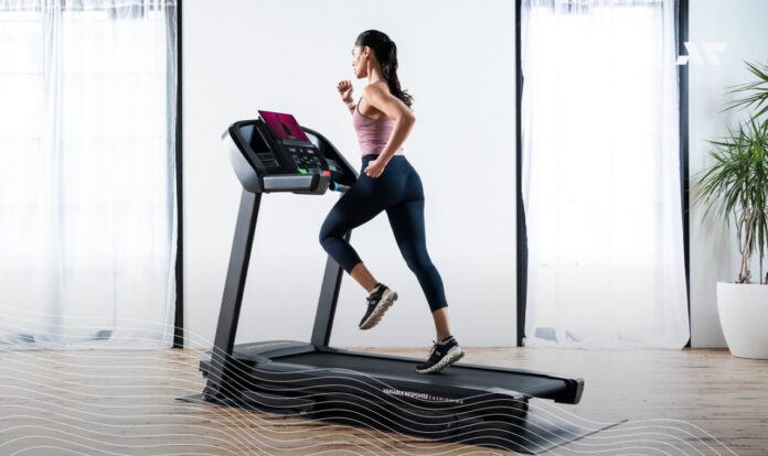 Kobieta biega na bieżni Horizon