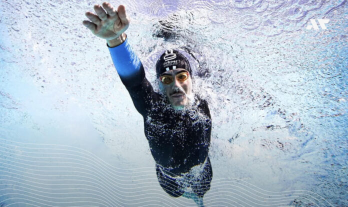 Zawodnik pływanie w piance deboer