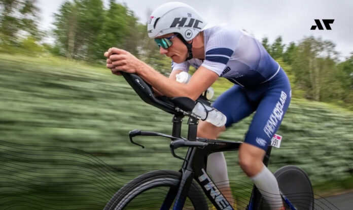 Kolarz w kasku HJC