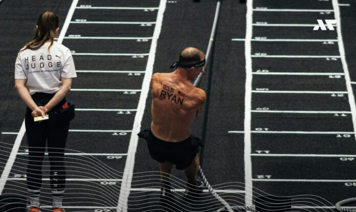 Zawodnik i sędzia na HYROX