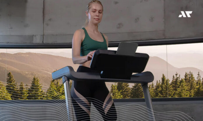 Kobieta trenuje na bieżni Horizon Evolve 3.0