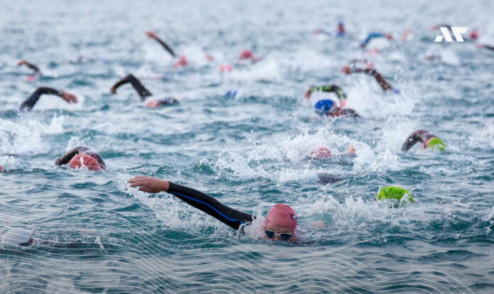 Triathloniści pływają OPEN WATER
