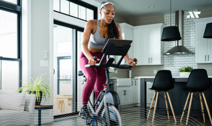 Kobieta jeździ na rowerze stacjonarnym pionowym Horizon