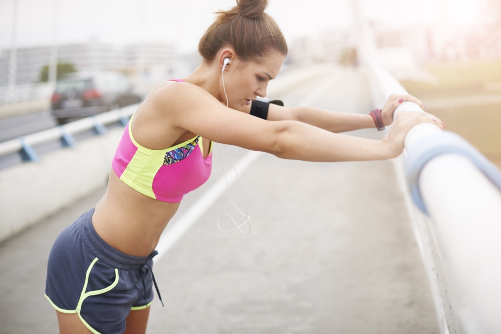 Triathlonistka rozciąga się po treningu – regeneracja i przygotowanie ciała w taperingu przed startem