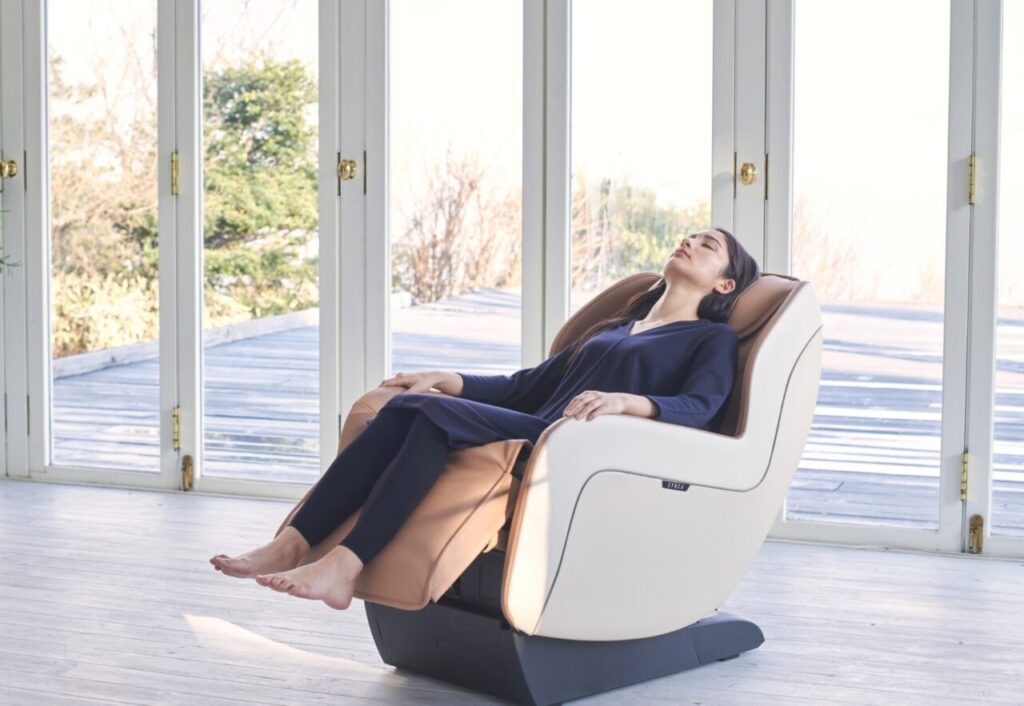 Kobieta w fotelu masującym Synca Wellness