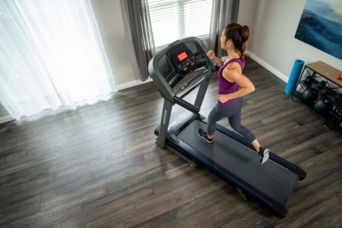 Kobieta biegnąca na bieżni Horizon T202 w domowej siłowni – widok z góry