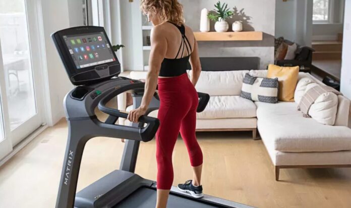 Bieżnia Matrix w małym mieszkaniu – trening na bieżni w salonie