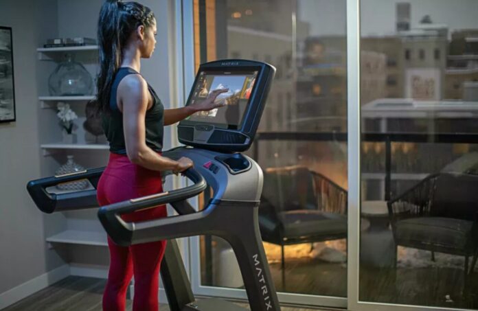 Bieżnia Matrix składana podczas treningu w mieszkaniu – widok premium