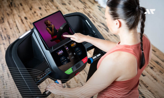 Kobieta trenuje na bieżni Horizon