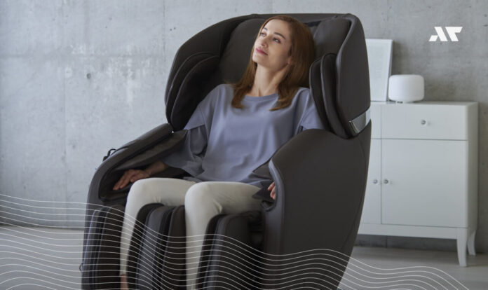 Kobieta w fotelu masującym Synca