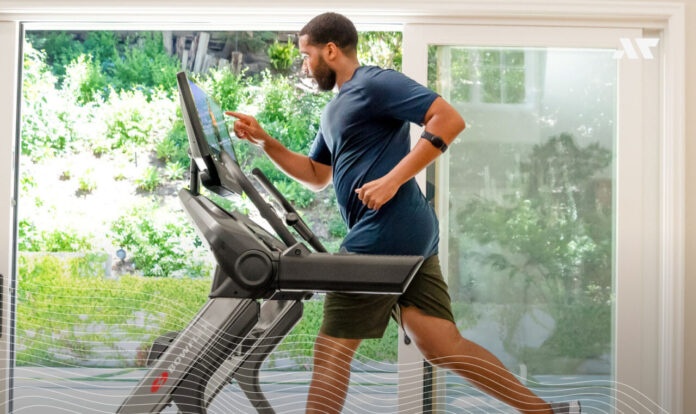 Mężczyzna biega na bieżni Bowflex