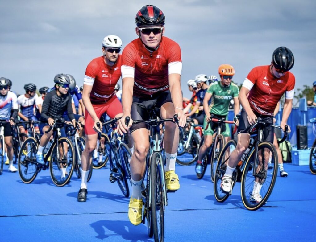 Kamil Kulik podczas jazdy na rowerze 