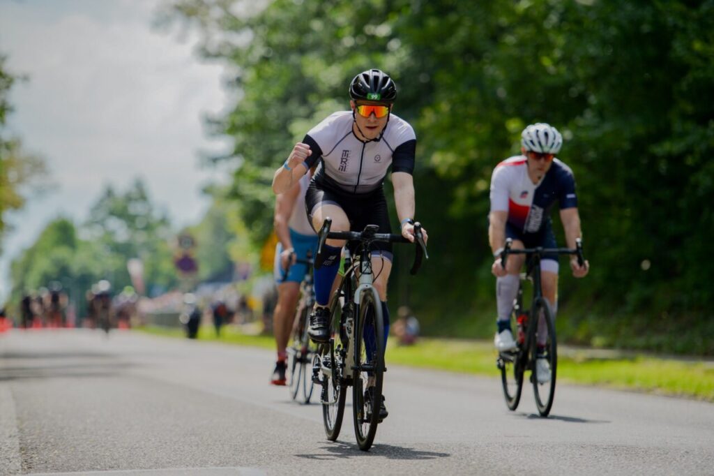 Zawodnik podczas etapu kolarskiego JBL Triathlon Sieraków 