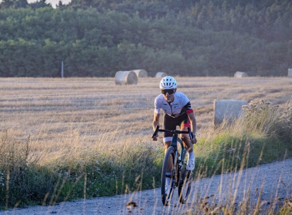 Zawodniczka jedzie na roweru gravelowym 