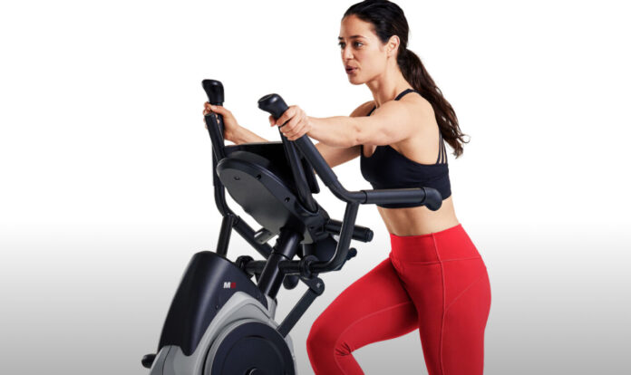 Kobieta trenująca na orbitreku Bowflex Max Trainer M6 – Bowflex promocje 2025