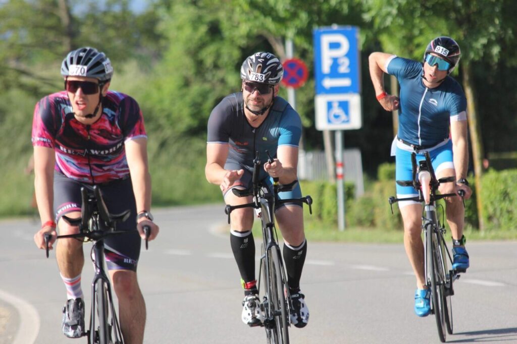 zawodnicy podczas etapu kolarskiego triathlonu