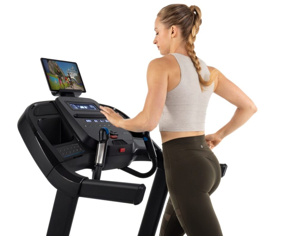 Trening na bieżni Horizon 7.0AT w domu – bieżnia kompatybilna z aplikacjami