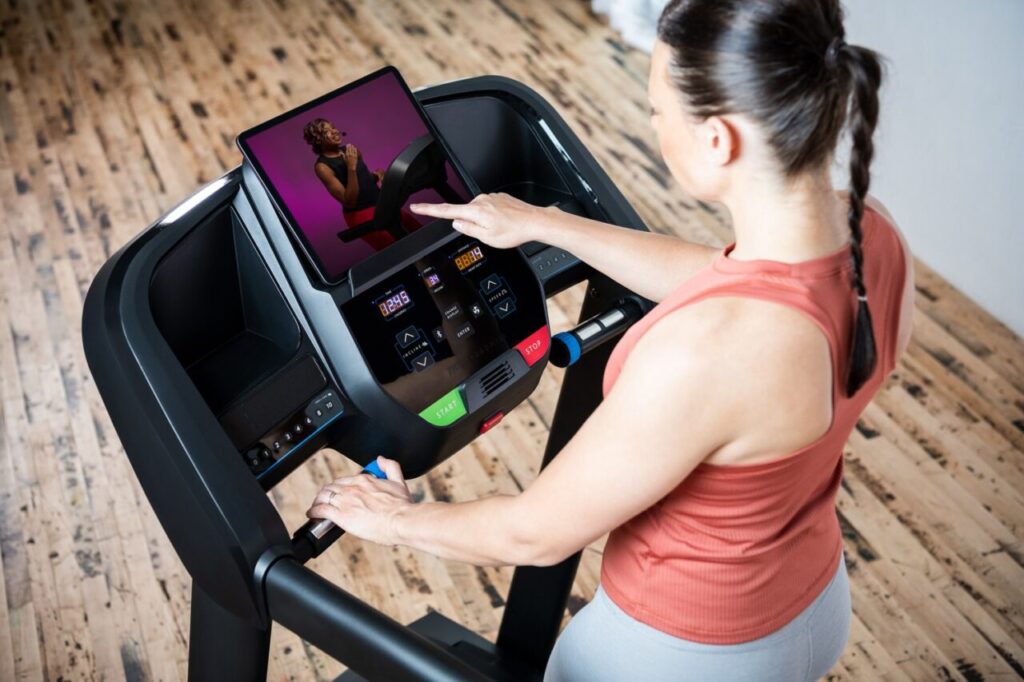 zbliżenie na panel bieżni Horizon z tabletem – ustawianie parametrów treningu