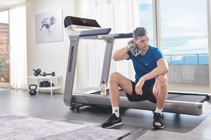 Bieżnia Horizon Paragon X w domowej siłowni – mężczyzna po treningu