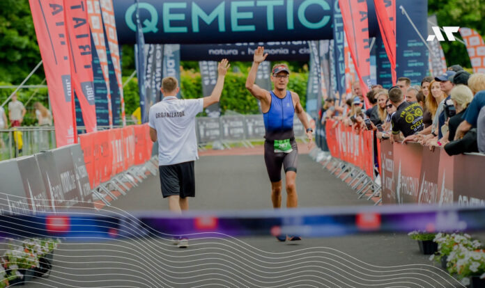 Zawodnik na mecie JBL Triathlon Sieraków 2026, witany przez kibiców podczas startu sezonu triathlonowego w Polsce