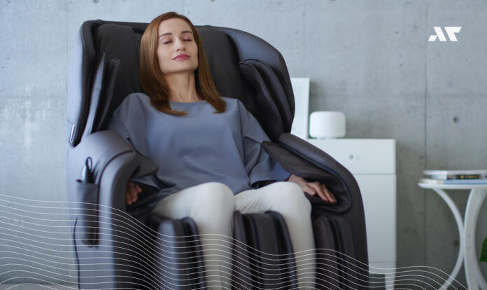 Kobieta relaksująca się w fotelu masującym podczas masażu w domowych warunkach