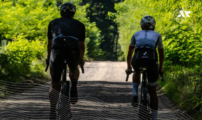 Kolarze jadący trasą Mana Lake Adventure Gravel Race w Puszczy Noteckiej