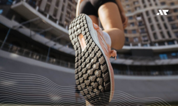 Biegacz w butach biegowych podczas treningu – najpopularniejsze modele butów biegowych 2025 według Strava