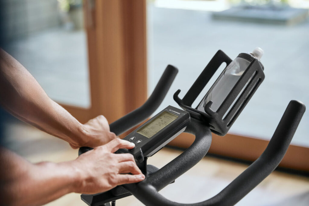 Panel sterowania i kierownica roweru spinningowego Schwinn – szczegóły sprzętu objętego rabatem