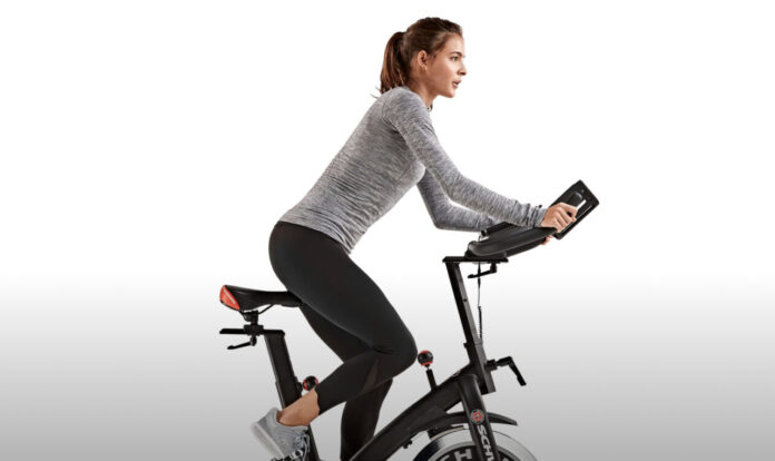 Kobieta trenująca na rowerze spinningowym Schwinn – porównanie Bowflex vs Schwinn