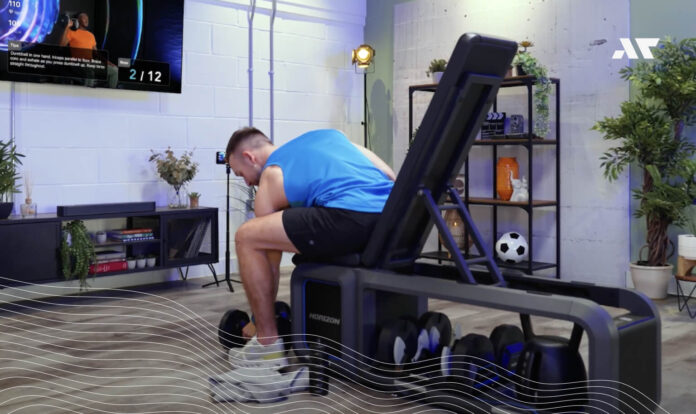 Mężczyzna ćwiczy na ławce Horizon Fitness Bench HBN70 t