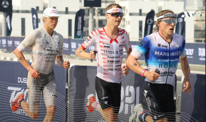 Zawodnicy podczas wyścigu T100