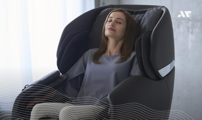 Kobieta w fotelu masującym Synca Wellness
