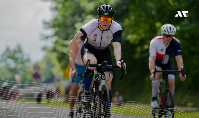 Triathlonista na etapie rowerowym JBL Triathlon Sieraków