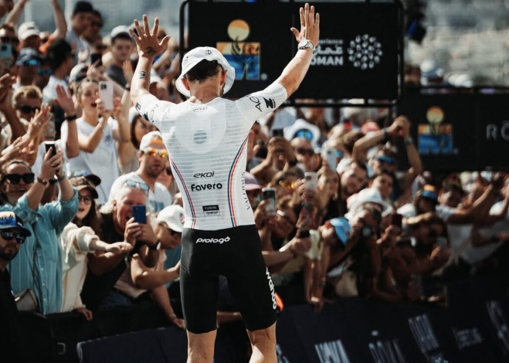 Sam Laidlow wbiega na metę mistrzostw świata IRONMAN 