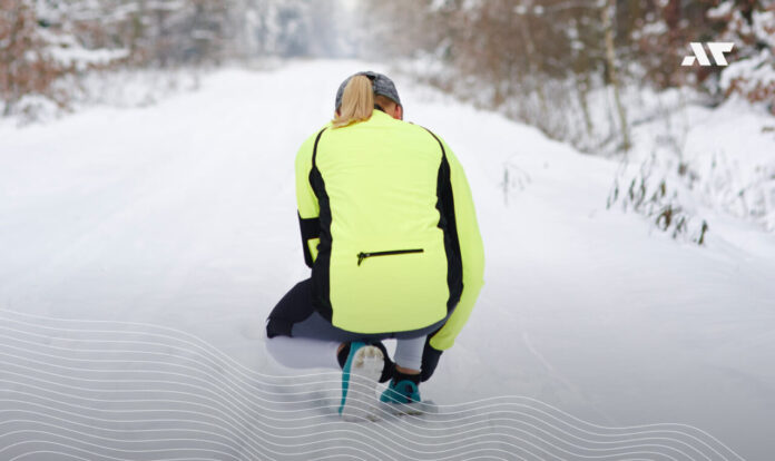 Biegacz podczas zimowego treningu na śniegu w ujemnych temperaturach