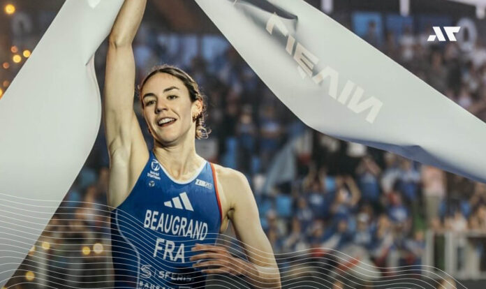 Cassandre Beaugrand świętująca zwycięstwo podczas T1 Liévin World Triathlon Indoor Cup na hali lekkoatletycznej