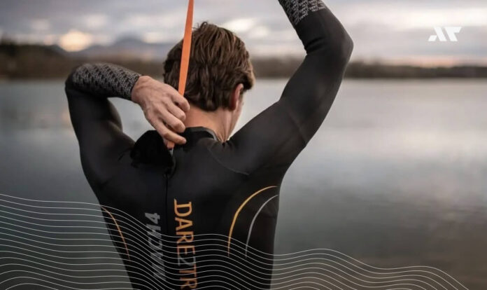 opasowanie pianki triathlonowej Dare2Tri przed pływaniem w wodach otwartych