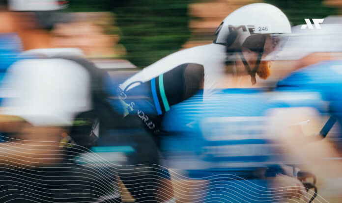 Zawodnicy jadący blisko siebie podczas etapu kolarskiego w triathlonie, ilustrujący zjawisko draftingu