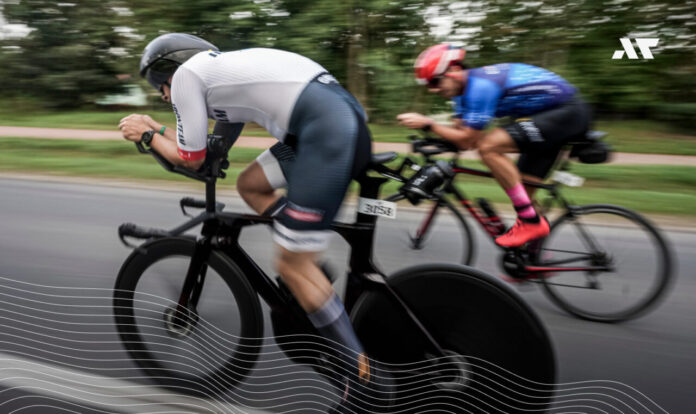 Profesjonalni triathloniści podczas etapu kolarskiego IRONMAN, jadący w strefie draftu na rowerach czasowych