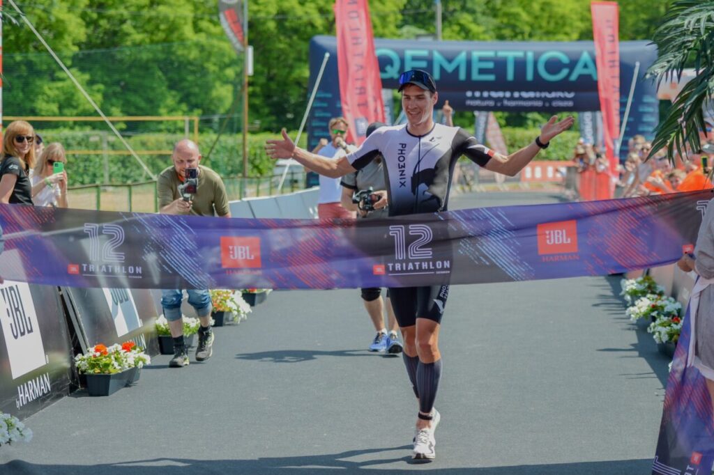 Kacper Stępniak przekracza linię mety JBL Triathlon Sieraków, finisz zawodów triathlonowych