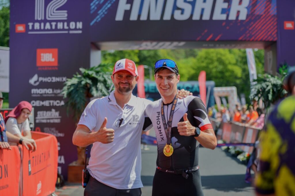 Kacper Stępniak po ukończeniu JBL Triathlon Sieraków, medal na mecie i radość po finiszu zawodów