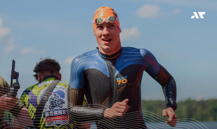 Kacper Stępniak podczas etapu pływackiego JBL Triathlon Sieraków, wyjście z wody w piance triathlonowej
