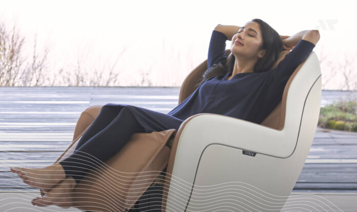 Kobieta relaksująca się w fotelu masującym Synca Wellness podczas domowej sesji masażu