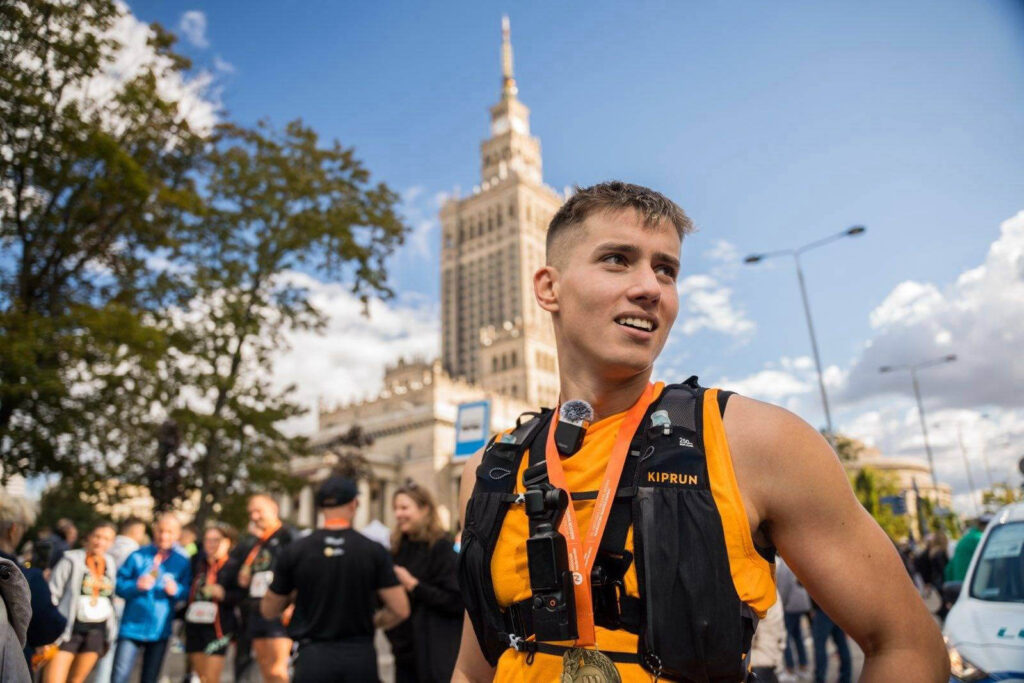 Maciek Duda po zawodach biegowych w Warszawie, sportowiec amator przygotowujący się do triathlonu