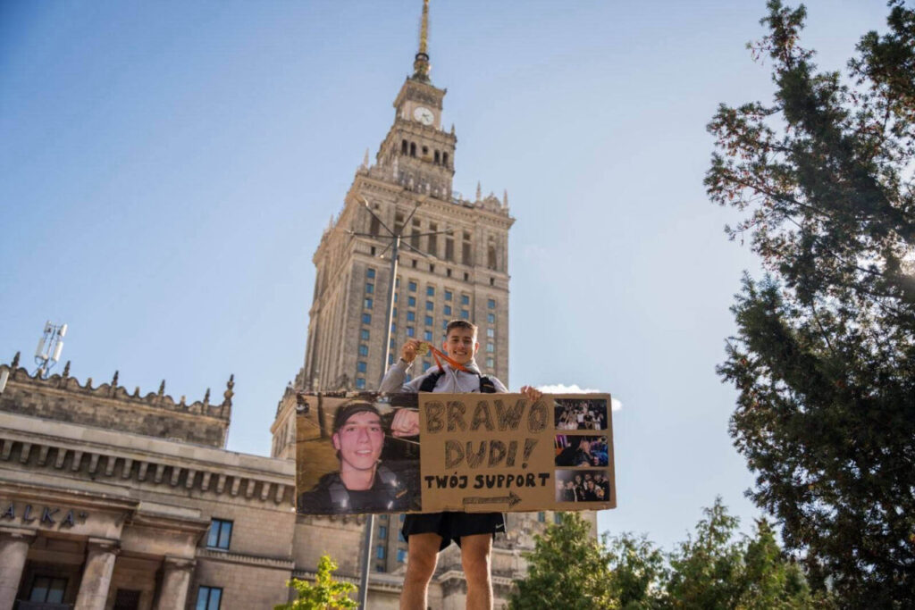 Maciek Duda z medalem po zawodach, wsparcie kibiców podczas sportowego wyzwania