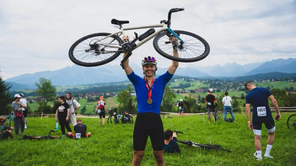 Maciek Duda z medalem po zawodach kolarskich, element przygotowań do triathlonu