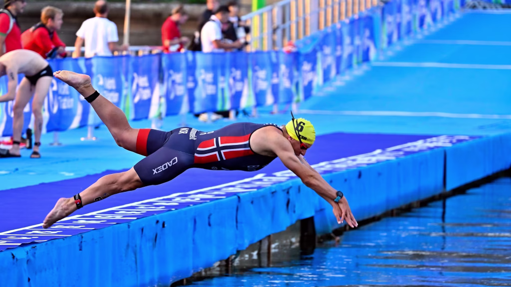 Triathlonista podczas zawodów – nowy dystans T100 rozważany jako konkurencja igrzysk olimpijskich 2032