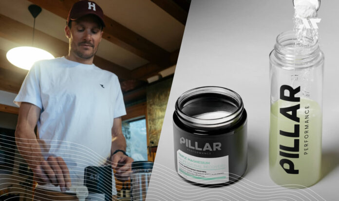 Sportowiec przygotowujący suplement Pillar Performance Triple Magnesium wspierający regenerację i jakość snu