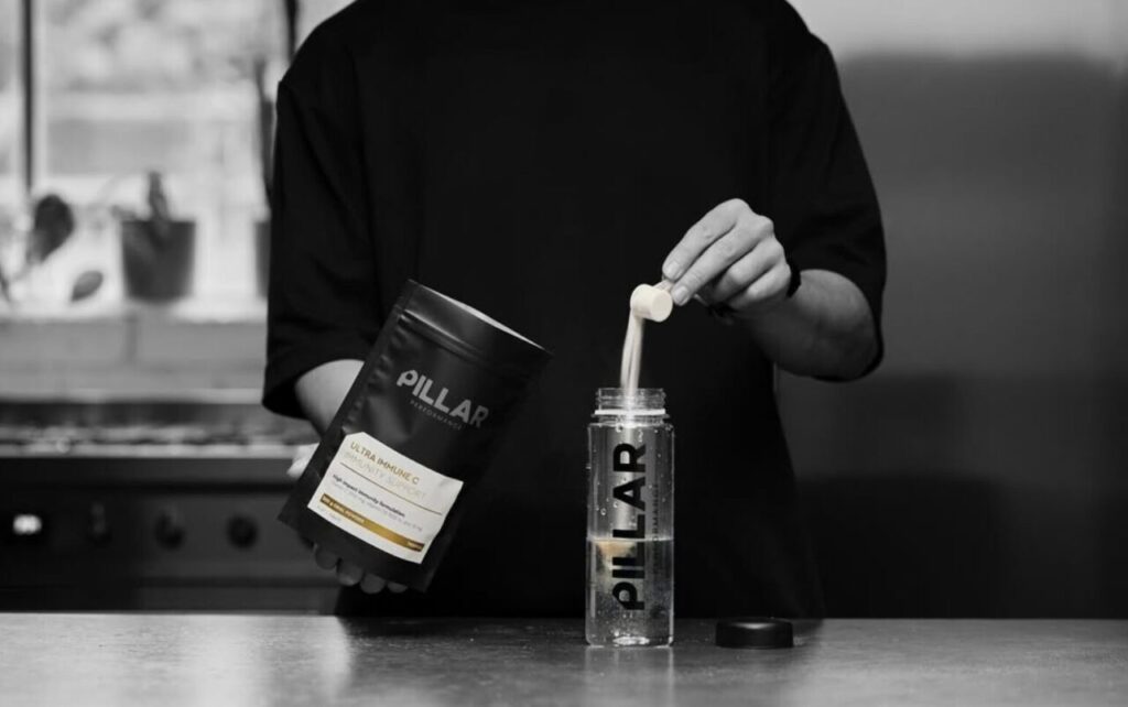 Przygotowanie suplementu Pillar Performance Ultra Immune C wspierającego odporność sportowców